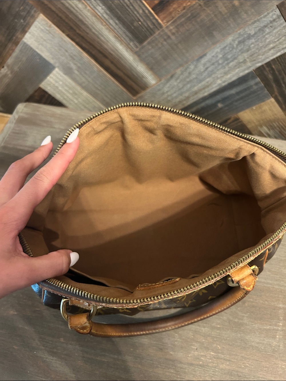 Louis Vuitton Tivoli PM Handbag - Picture 7 of 8
